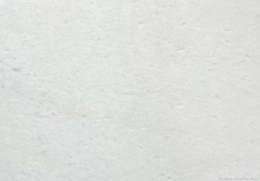 Zbliżenie powierzchni marmuru Bianco Neve, jasnobiała, błyszcząca struktura z drobnymi kryształkami