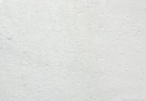 Zbliżenie powierzchni marmuru Bianco Neve, jasnobiała, błyszcząca struktura z drobnymi kryształkami