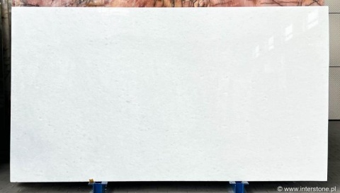 Płyta marmuru Bianco Neve, duży jasnobiały slab o jednolitej, delikatnie fakturowanej powierzchni, widok frontu