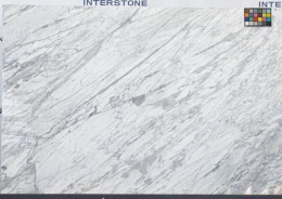 Płyta marmuru Bianco Statuarietto, jasne tło z długimi, ukośnymi szarymi żyłkami, widok całej tafli