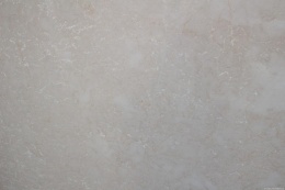 Zbliżenie marmuru Botticino Semi Classico, jasnobeżowa tafla z drobnym białym użyleniem i delikatnymi przebarwieniami