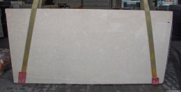 Płyta marmuru Botticino Semi Classico, duży jasnobeżowy slab z subtelnym użyleniem