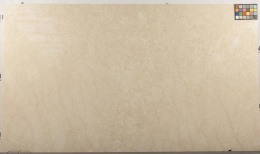 Płyta marmuru Botticino, beżowa jednolita tafla z delikatnym użyleniem, widok całego slab w studio