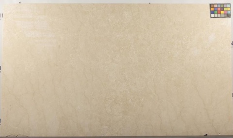 Płyta marmuru Botticino, beżowa jednolita tafla z delikatnym użyleniem, widok całego slab w studio