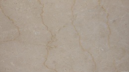 Zbliżenie powierzchni marmuru Botticino, ciepły beż z subtelnymi żyłkami i drobną, naturalną strukturą