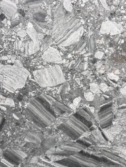 Zbliżenie marmuru Breccia Grigia, kontrastowe szaro-białe fragmenty kamienia tworzące mocny, brekcyjny wzór