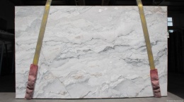 Płyta marmuru Breccia Lunare, szare tło z nieregularnymi falistymi żyłkami i beżowymi akcentami, widok całej tafli