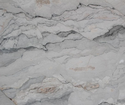 Zbliżenie marmuru Breccia Lunare, jasnoszare warstwowe pasma z ciemnymi liniami i subtelnymi beżowymi wtrąceniami