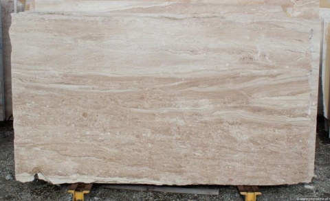 Płyta marmuru Breccia Sarda Venato szczotka, ciepły beż z poziomymi pasami i szczotkowaną, matową fakturą