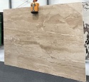 Płyta marmuru Breccia Sarda Venato szczotkowanego, beżowe warstwowe pasma, delikatnie chropowata powierzchnia