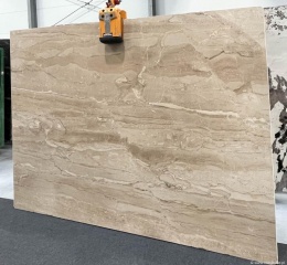 Płyta marmuru Breccia Sarda Venato szczotkowanego, beżowe warstwowe pasma, delikatnie chropowata powierzchnia