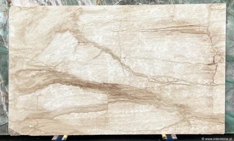 Płyta marmuru Breccia Sarda Venato, beżowe tło z wyraźnymi poziomymi żyłkami, widok całej tafli w magazynie