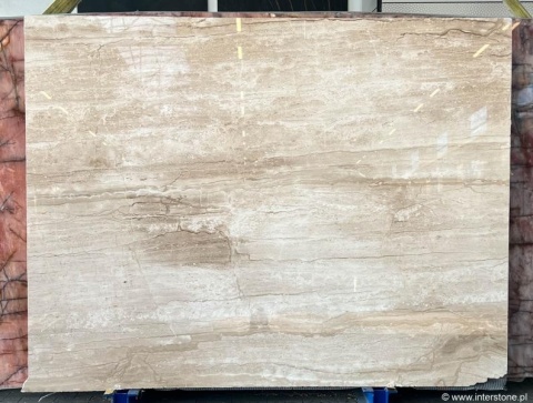 Płyta marmuru Breccia Sarda Venato, duży slab w ciepłych beżach z równoległymi żyłkami, widok frontu