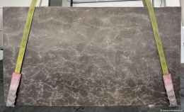 Płyta marmuru Bronze Armani, polerowana brązowa tafla z drobnym, jasnym użyleniem