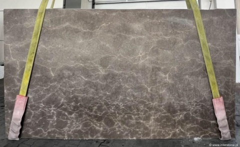 Płyta marmuru Bronze Armani, polerowana brązowa tafla z drobnym, jasnym użyleniem