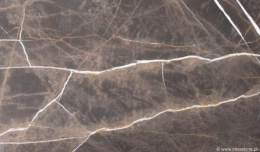 Zbliżenie marmuru Bronze Fantasy szczotka, ciemne tło z jasnymi i rudymi żyłkami biegnącymi ukośnie