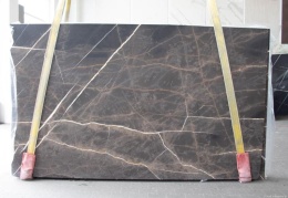 Płyta marmuru Bronze Fantasy szczotkowanego na pasach, ciemnobrązowe tło z gęstą siecią jasnych żyłek