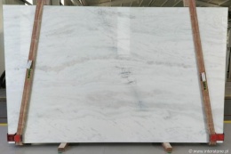 Płyta marmuru Calacatta Berini, białoszare tło z poziomym użyleniem, widok całej tafli