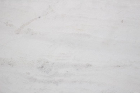 Zbliżenie marmuru Calacatta Berini, jasna powierzchnia z subtelnymi szaro-beżowymi smugami