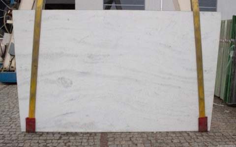 Płyta marmuru Calacatta Berini, jasny slab z falistym szarym użyleniem, widok na zewnątrz magazynu