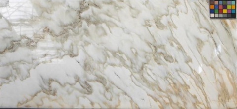 Płyta marmuru Calacatta Cremoso, białe tło z dynamicznymi kremowo-złotymi żyłkami, widok całej tafli