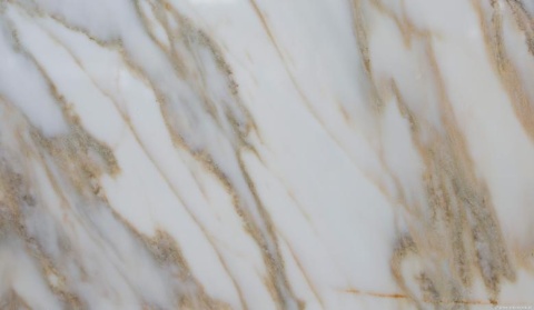 Zbliżenie marmuru Calacatta Cremoso, biała powierzchnia z gęstymi kremowo-złotymi pasmami