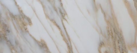 Fragment marmuru Calacatta Cremoso, delikatne złociste żyłki na gładkim białym tle