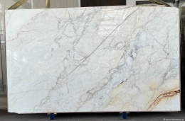 Płyta marmuru Calacatta Gold, białe tło z szaro-złotym użyleniem, widok całej tafli