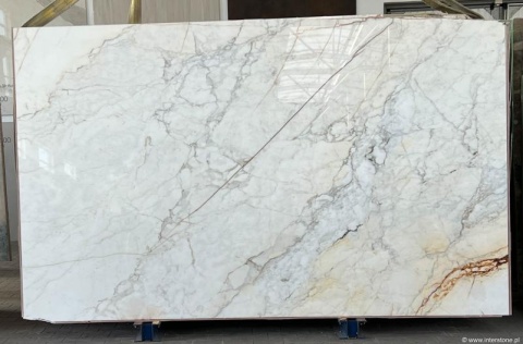 Płyta marmuru Calacatta Gold, białe tło z szaro-złotym użyleniem, widok całej tafli