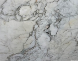 Zbliżenie marmuru Calacatta Gold, gęste szare i złote żyłki na jasnym, polerowanym tle