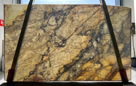 Podświetlona płyta marmuru Calacatta Gold, intensywnie złote i ciemne żyły na półprzezroczystym tle