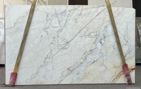 Płyta marmuru Calacatta Gold, biała powierzchnia z diagonalną złotą żyłą i szarym użyleniem, widok całej tafli
