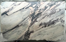 Płyta marmuru Calacatta Nobile, jasne tło z dynamicznymi szaro-czarnymi i różowymi żyłami, widok całej tafli