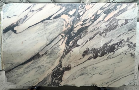 Płyta marmuru Calacatta Nobile, jasne tło z dynamicznymi szaro-czarnymi i różowymi żyłami, widok całej tafli