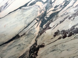 Zbliżenie marmuru Calacatta Nobile, jasna powierzchnia z kontrastowymi szaro-czarnymi pasmami i delikatnym różem