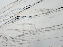 Zbliżenie marmuru Calacatta Paonazzino, smukłe ciemne żyły na białym tle z delikatnymi beżowymi smugami