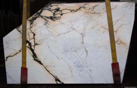 Płyta marmuru Calacatta Paonazzo, jasne tło z mocnym czarno-złotym użyleniem, widok całej tafli.