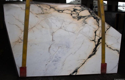 Płyta Calacatta Paonazzo, białe tło z kontrastowym czarnym żyłowaniem i beżowymi akcentami, widok całej płyty