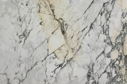 Zbliżenie marmuru Calacatta Paonazzo, gęste szaro-czarne żyły z akcentem beżu na jasnym tle