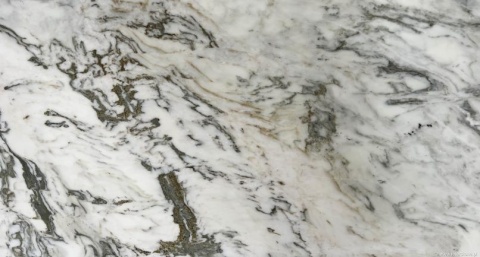 Zbliżenie marmuru Calacatta Retro, gęste szaro-zielone żyły na kremowo-białym, polerowanym tle.