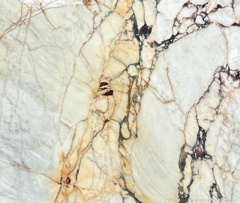 Zbliżenie marmuru Calacatta Viola, kremowo-złote tło z fioletowo-czarnymi żyłami i nieregularnym rysunkiem