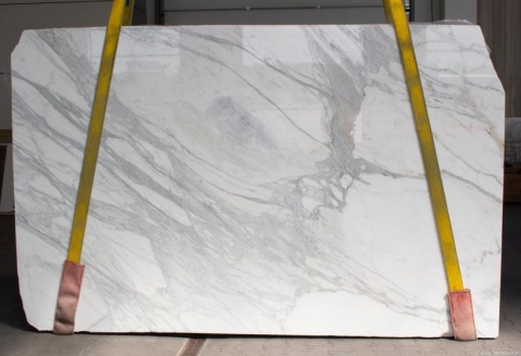 Płyta marmuru Calacatta, białe tło z nieregularnym szarym i złotawym użyleniem, widok techniczny całej próbki