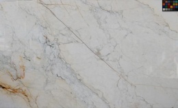 Płyta marmuru Calacatta, białe tło z szerokimi szaro-beżowymi żyłami, widok całej tafli na pasach transportowych