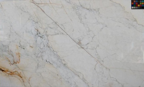 Płyta marmuru Calacatta, białe tło z szerokimi szaro-beżowymi żyłami, widok całej tafli na pasach transportowych