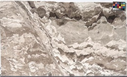 Płyta marmuru Camouflage mat, odcienie beżu i brązu, nieregularny skalisty rysunek, widok całej tafli