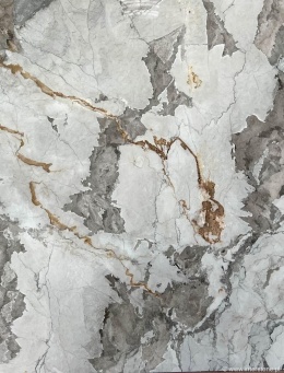 Zbliżenie marmuru Camouflage, jasnoszare i grafitowe plamy z nieregularnymi złotymi żyłami na polerowanej powierzchni