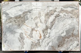 Płyta marmuru Camouflage, dynamiczny wzór szarości z beżowo-złotymi żyłami, widok całej tafli