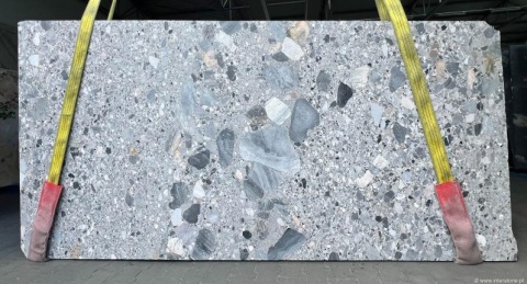 Płyta marmuru Ceppo Alba w powierzchni szlifowanej, mozaikowy rysunek w chłodnych odcieniach szarości i beżu.