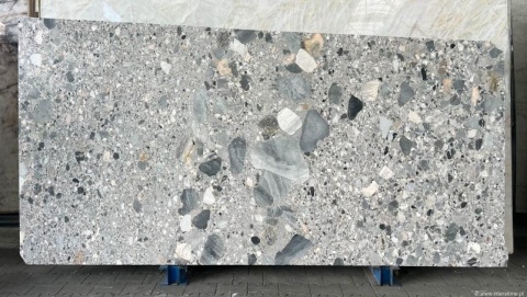 Płyta marmuru Ceppo Alba szlifowana, szaro-beżowy konglomerat z dużymi i drobnymi otoczakami, widok całej tafli.