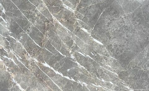 Marmur Collemandina szczotkowany – zbliżenie szarej płyty z jasnymi żyłkami i naturalną, matową strukturą kamienia.